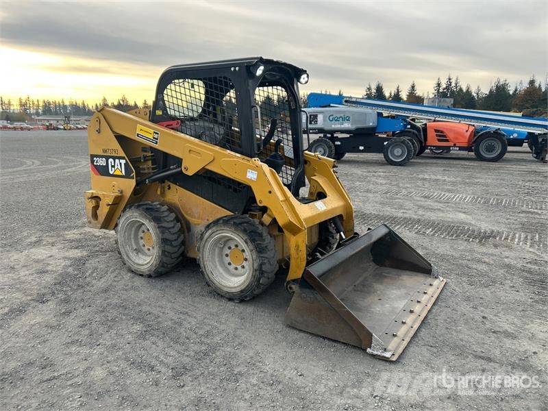 CAT 236D لوادر انزلاقية التوجيه