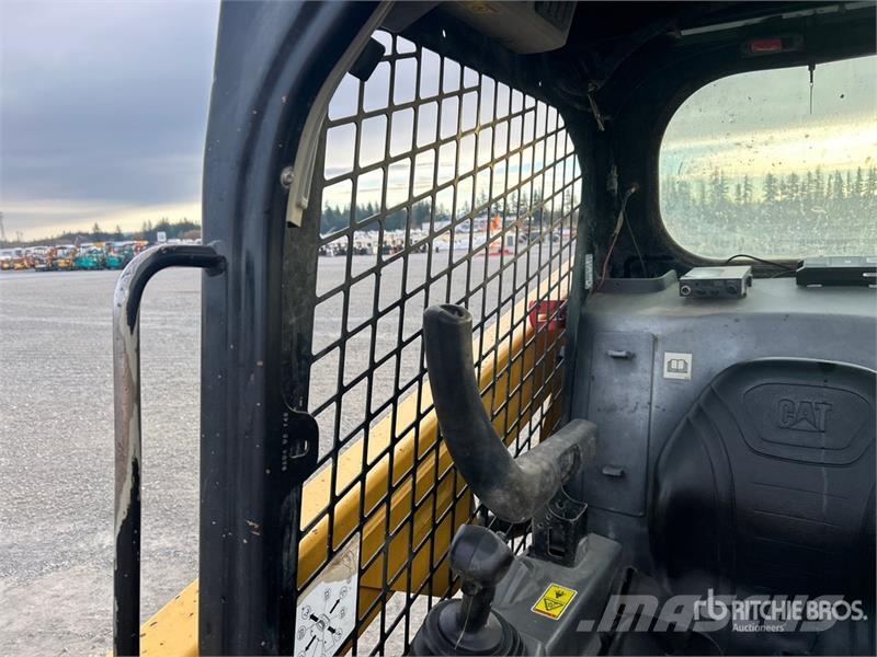CAT 236D لوادر انزلاقية التوجيه