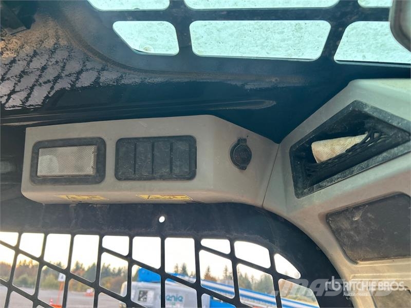 CAT 236D لوادر انزلاقية التوجيه