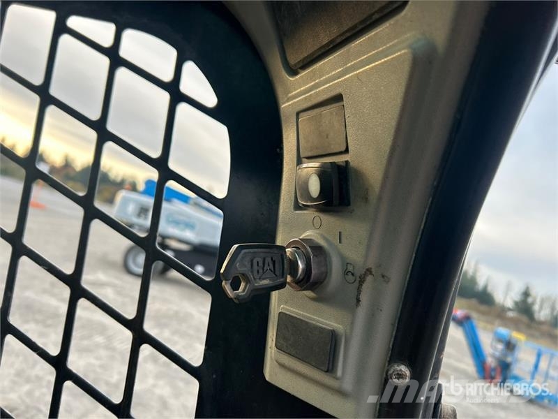 CAT 236D لوادر انزلاقية التوجيه