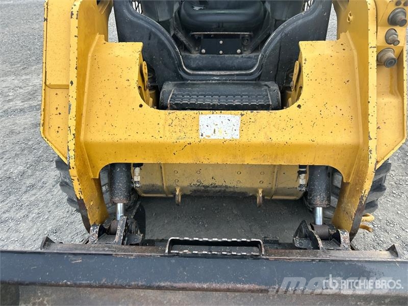 CAT 236D لوادر انزلاقية التوجيه