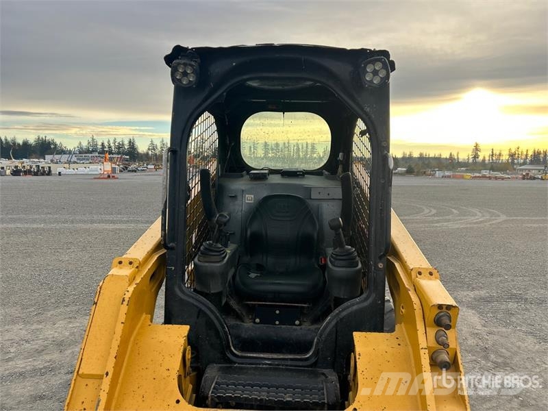 CAT 236D لوادر انزلاقية التوجيه