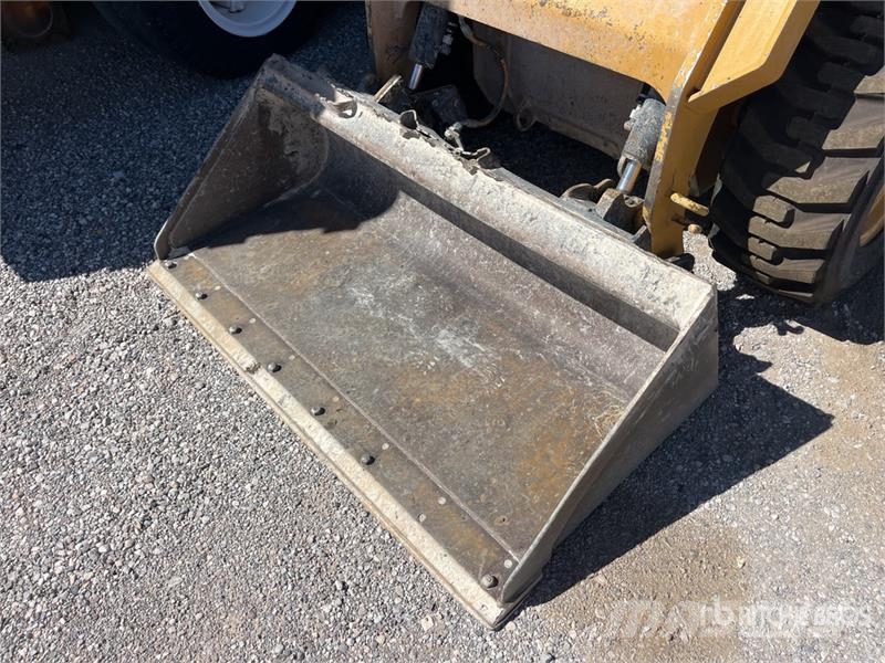 CAT 236D3 Two-Speed Skid Steer Loader Міні-навантажувачі