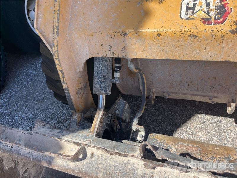 CAT 236D3 Two-Speed Skid Steer Loader Міні-навантажувачі