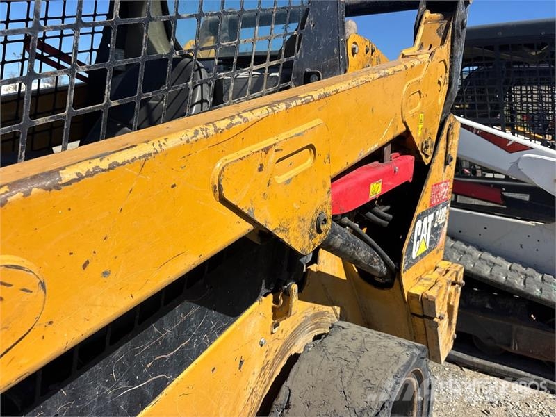 CAT 242D Kompaktrakodók