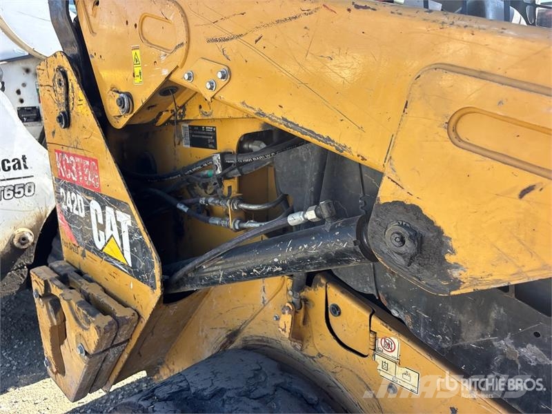 CAT 242D Kompaktrakodók