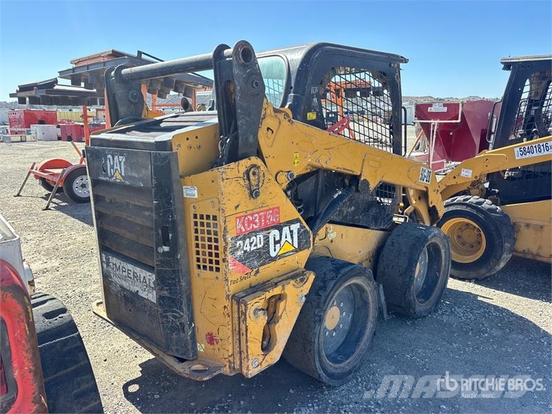 CAT 242D Kompaktrakodók