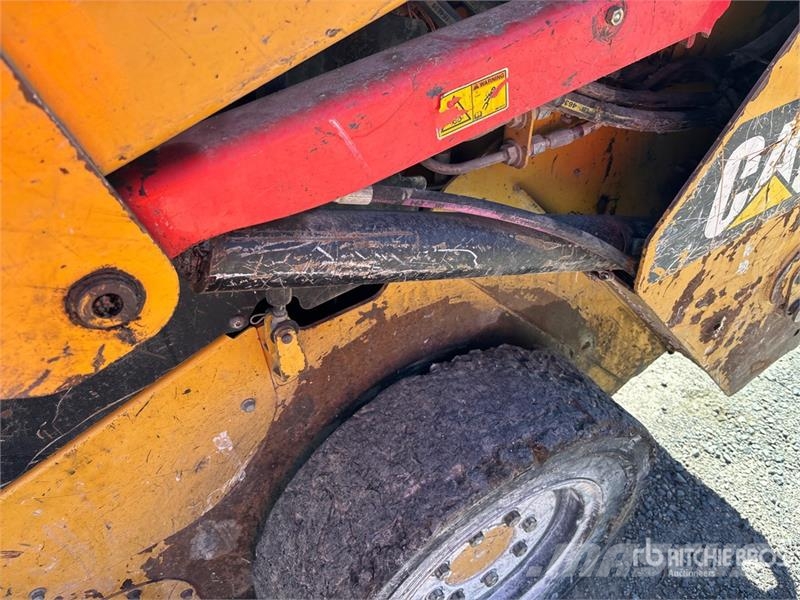 CAT 242D Skid steer mini nakladalci