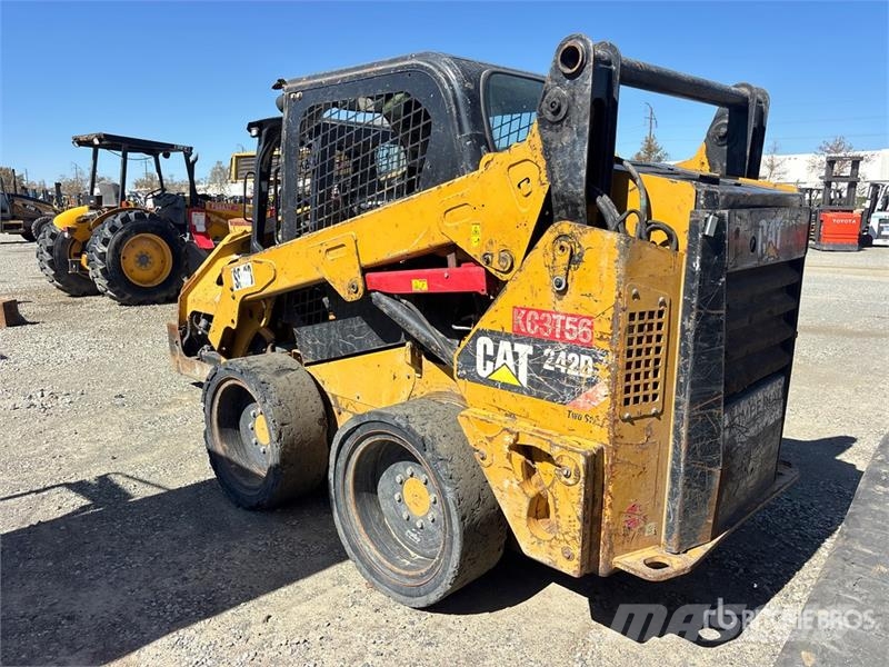 CAT 242D Kompaktrakodók