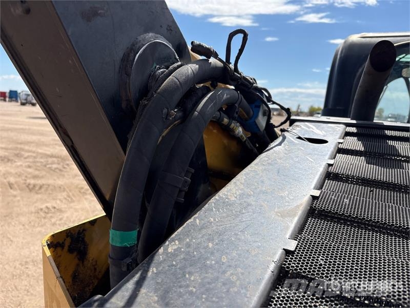 CAT 272D2 Two-Speed High Flow Skid Steer Loader Kompaktrakodók