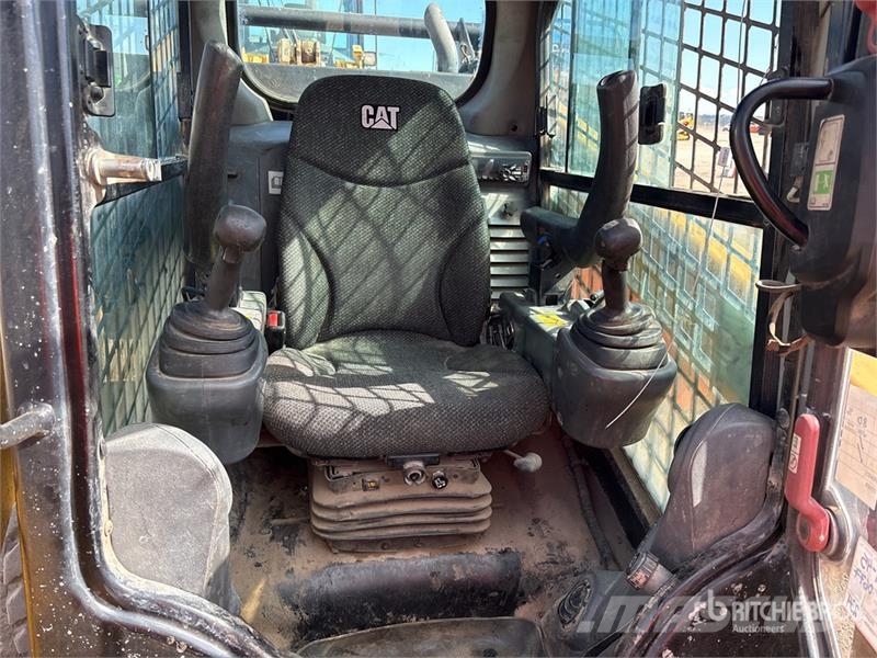 CAT 272D2 Two-Speed High Flow Skid Steer Loader Kompaktrakodók