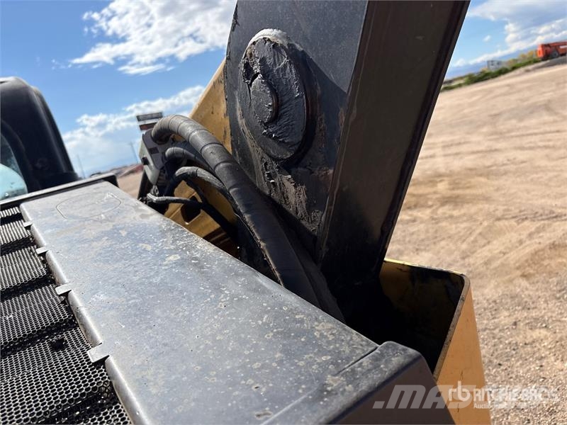 CAT 272D2 Two-Speed High Flow Skid Steer Loader Kompaktrakodók