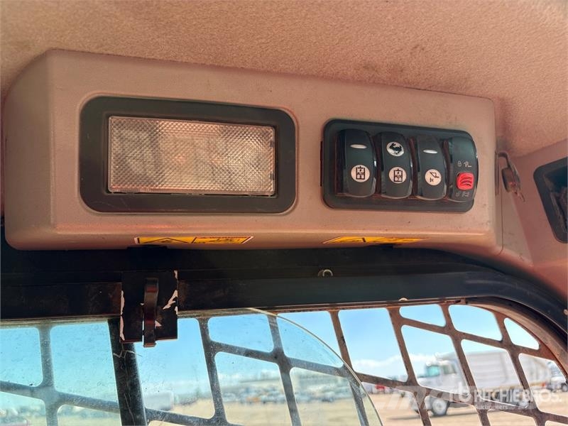 CAT 272D2 Two-Speed Skid Steer Loader  스키드로더