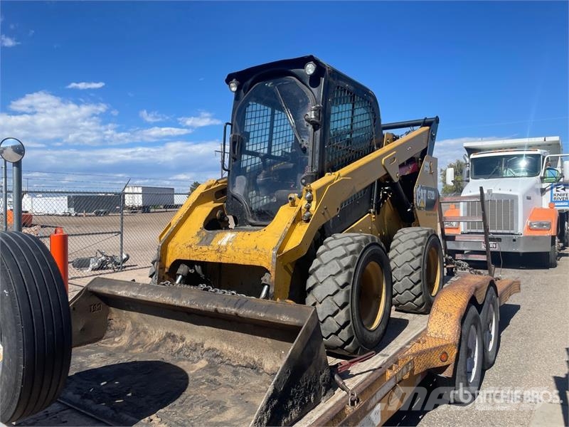 CAT 272D2 Two-Speed Skid Steer Loader  스키드로더