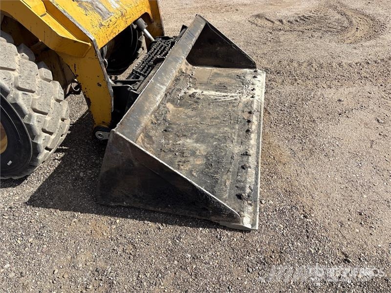 CAT 272D2 Two-Speed Skid Steer Loader  스키드로더