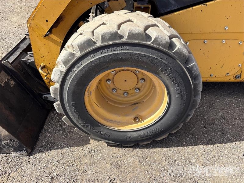 CAT 272D2 Two-Speed Skid Steer Loader  스키드로더