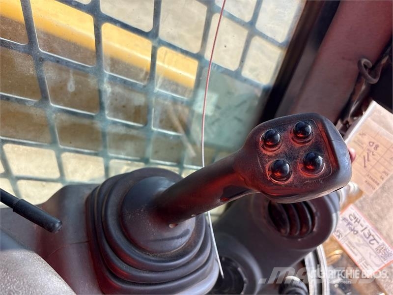 CAT 272D2 Two-Speed Skid Steer Loader  스키드로더