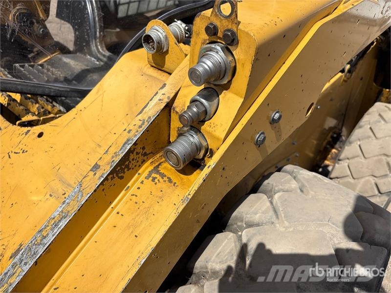CAT 272D2 Two-Speed Skid Steer Loader  스키드로더