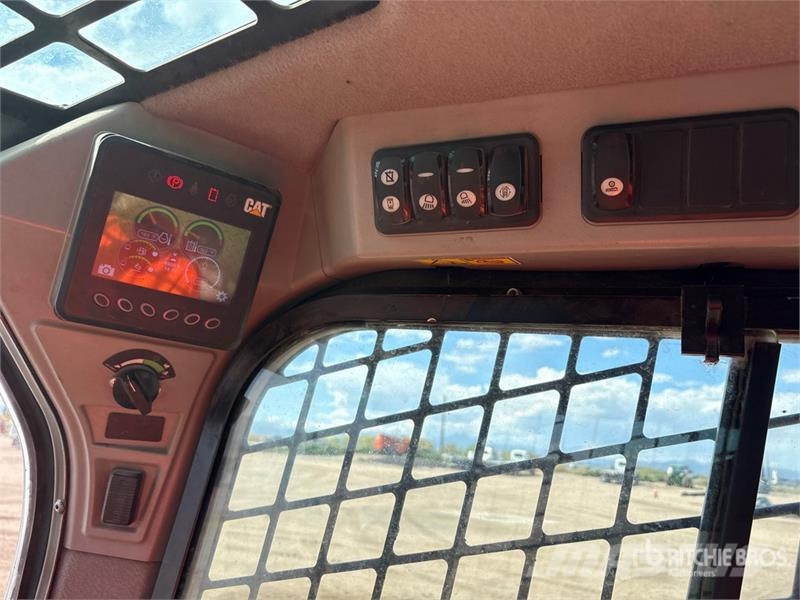 CAT 272D2 Two-Speed Skid Steer Loader  스키드로더