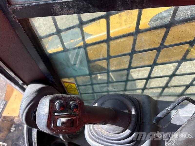 CAT 272D2 Two-Speed Skid Steer Loader  스키드로더