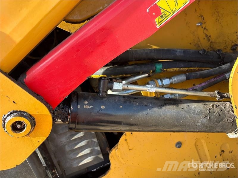 CAT 272D2 Two-Speed Skid Steer Loader  스키드로더
