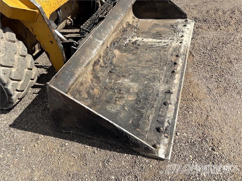 CAT 272D2 Two-Speed Skid Steer Loader  스키드로더