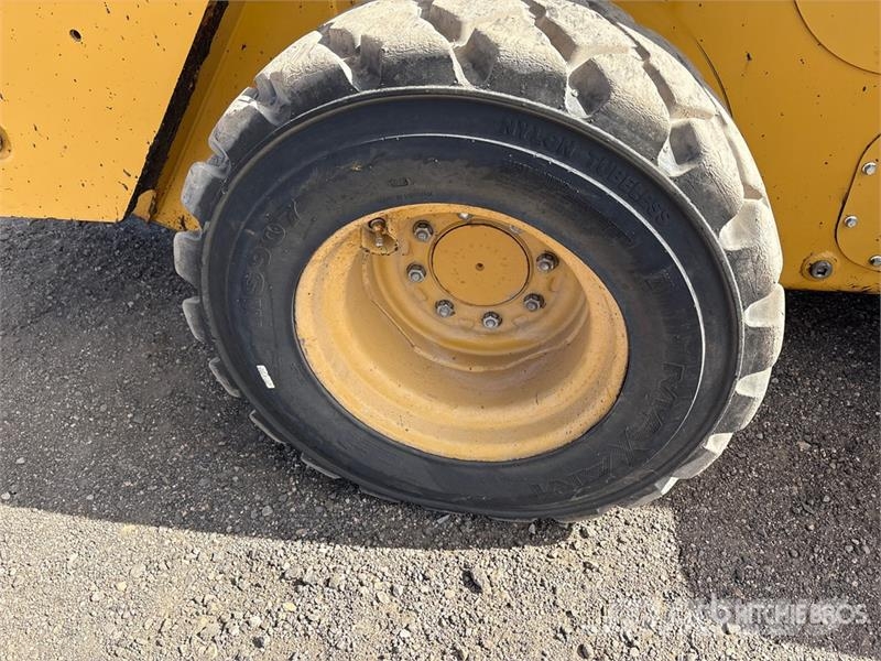 CAT 272D2 Two-Speed Skid Steer Loader  스키드로더