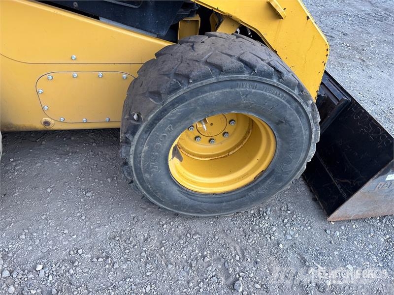 CAT 272DXHP Two-Speed Skid Steer Loader Skid steer mini nakladalci