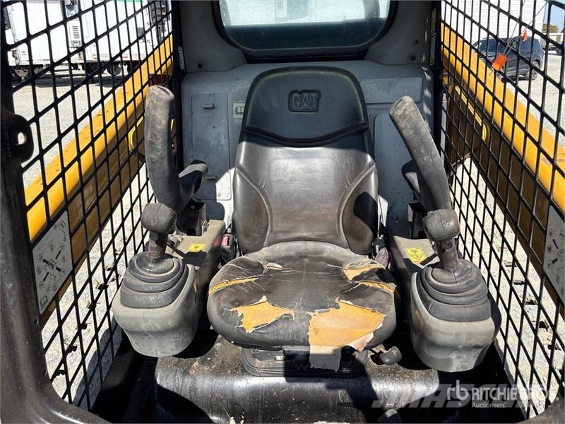 CAT 299D2 滑移装载机
