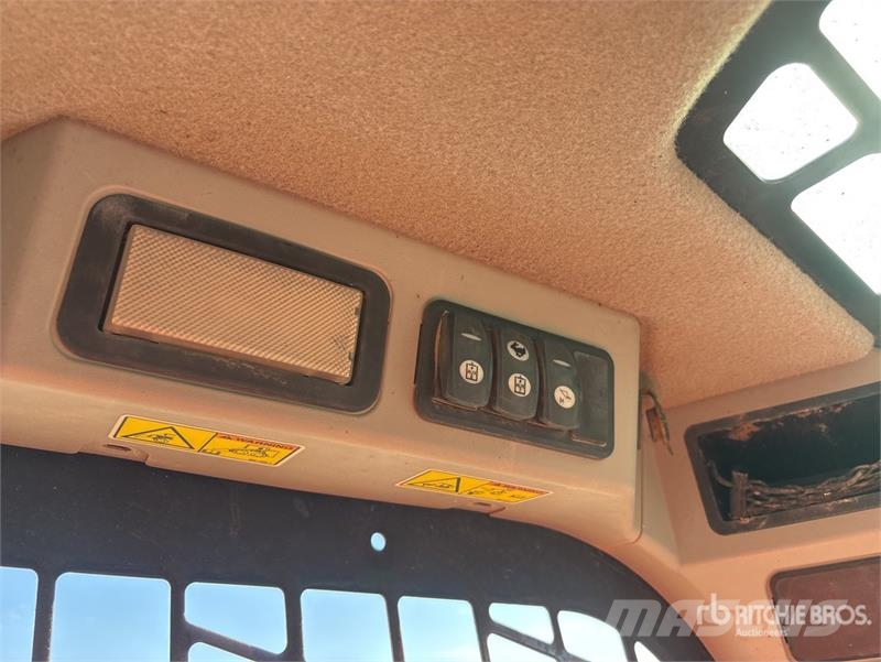 CAT 299D2 滑移装载机