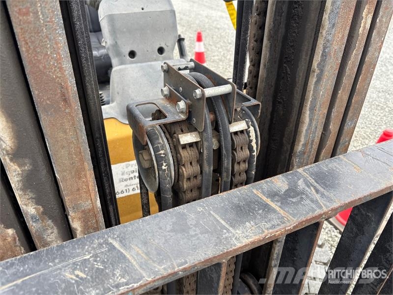 CAT 2P6000 5500 lb Pneumatic Tire Forklift Šakiniai krautuvai - Kita