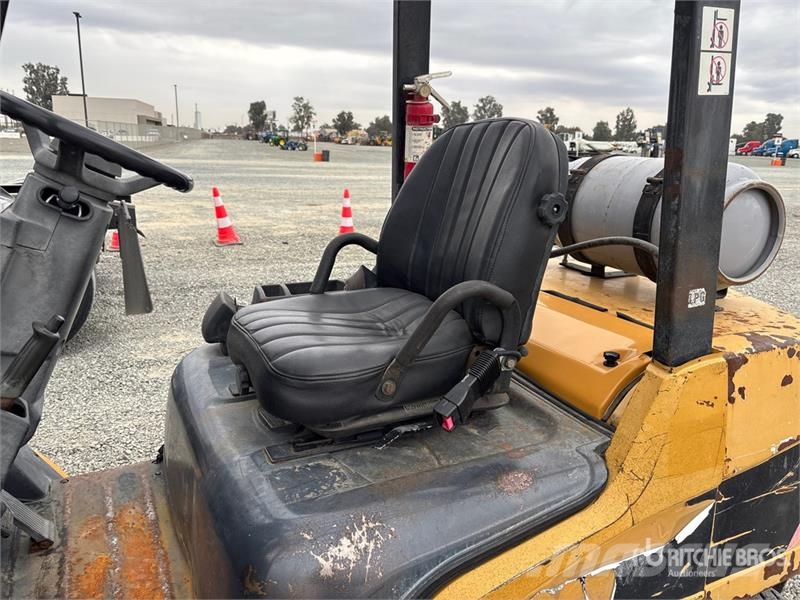 CAT 2P6000 5500 lb Pneumatic Tire Forklift Šakiniai krautuvai - Kita