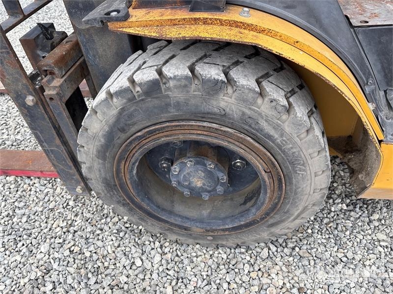 CAT 2P6000 5500 lb Pneumatic Tire Forklift Šakiniai krautuvai - Kita
