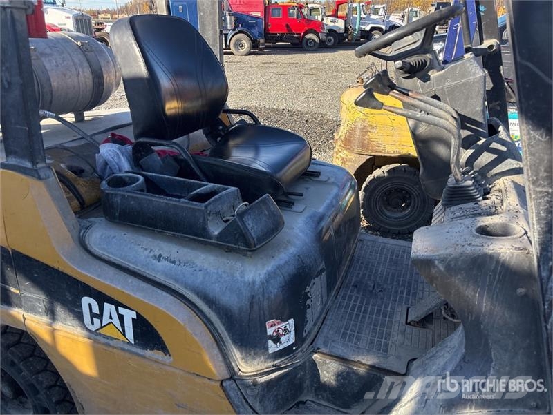CAT 2P6000-LP 6000 lb Pneumatic Tire Forklift Andere Gabelstapler