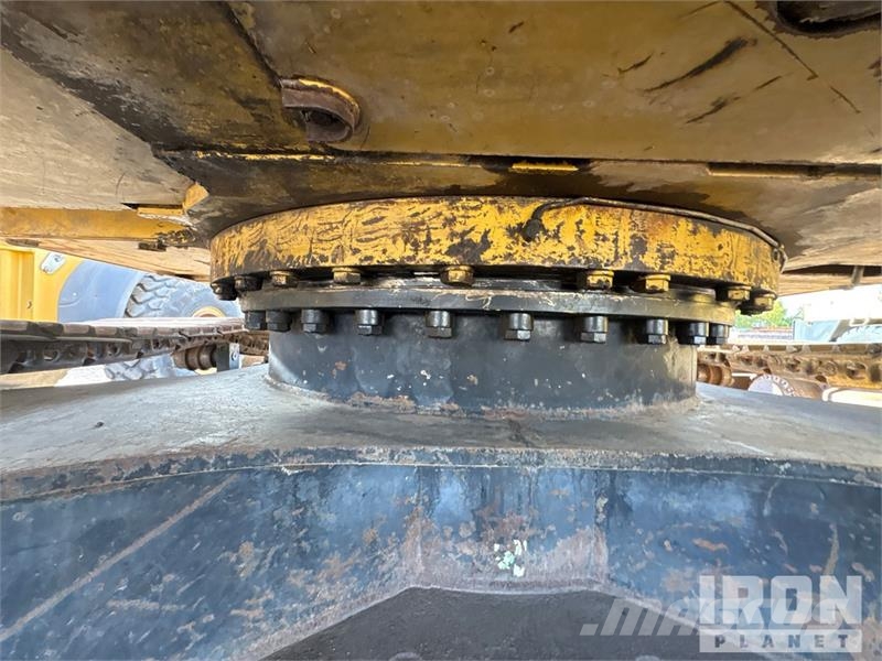 CAT 322L Kāpurķēžu ekskavatori