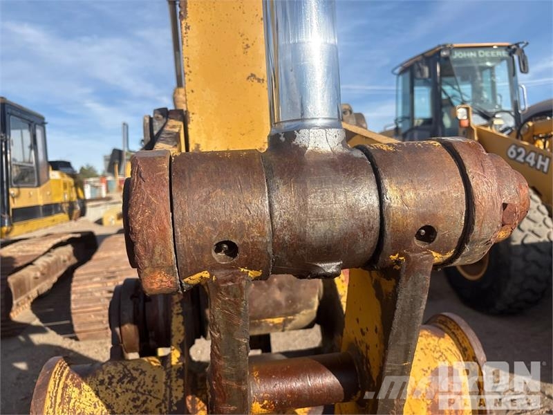 CAT 322L Kāpurķēžu ekskavatori