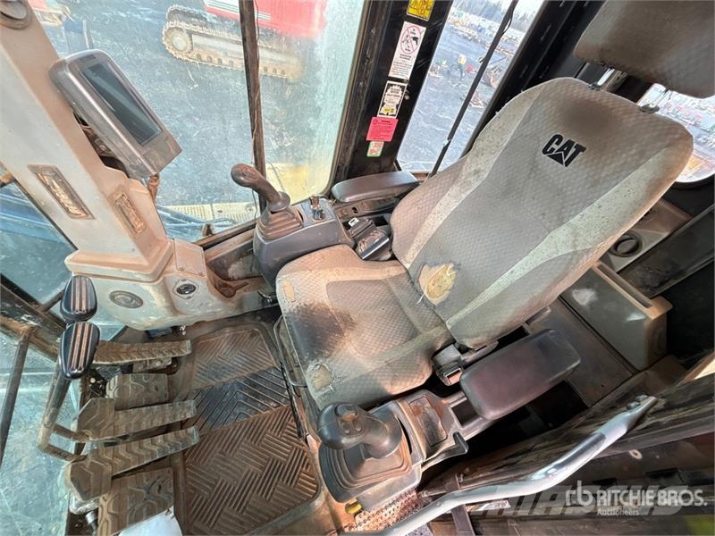 CAT 324DFMLL Heel Boom Log Loader لوادر بذراع مفصلي