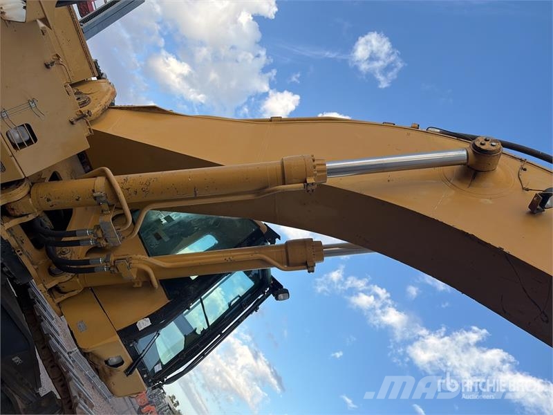 CAT 365B حفارات زحافة