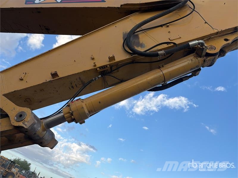 CAT 365B حفارات زحافة