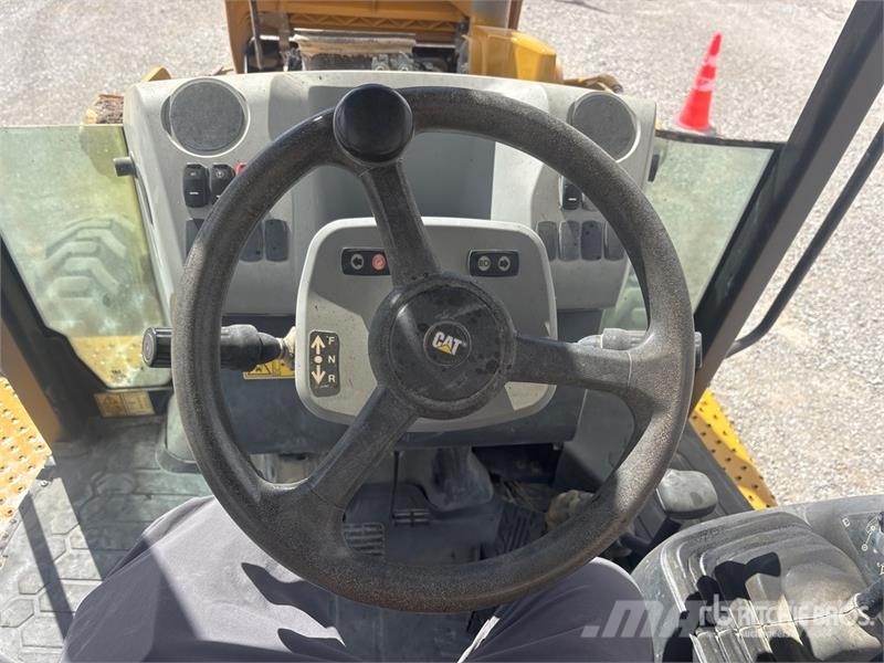 CAT 415 IL 4x4 Landscape Loader 휠로우더