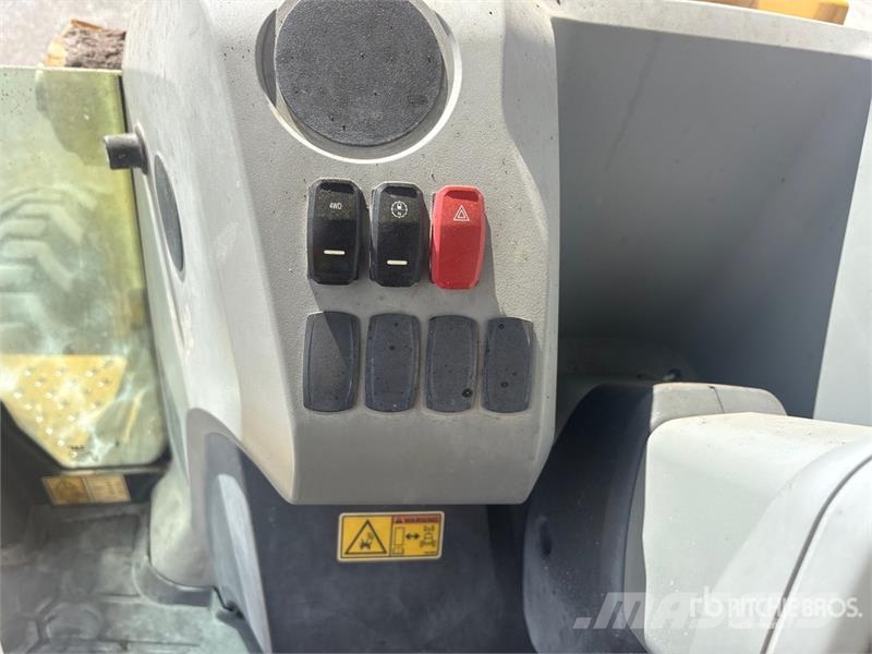 CAT 415 IL 4x4 Landscape Loader 휠로우더