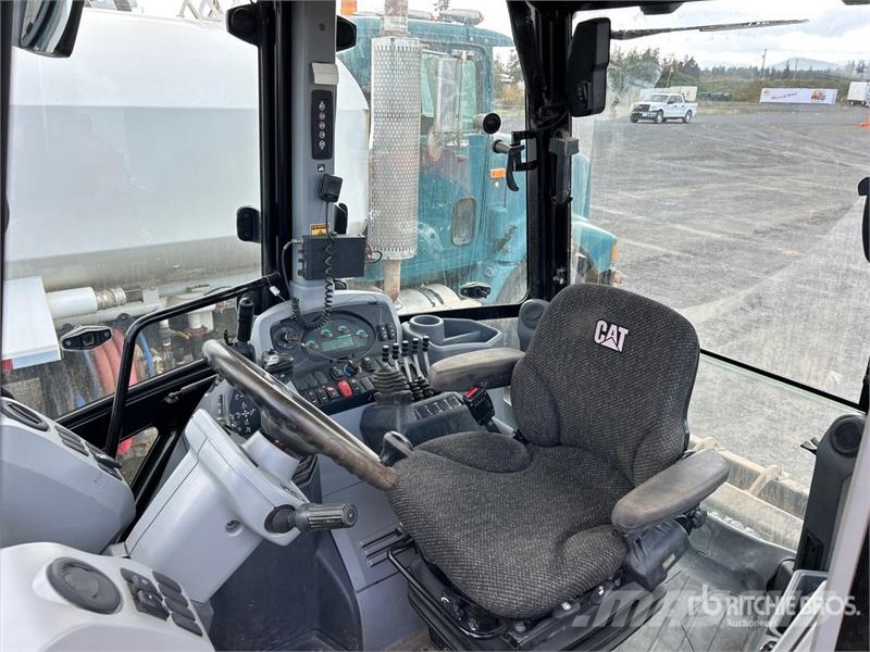 CAT 415F2 IL لوادر بعجل