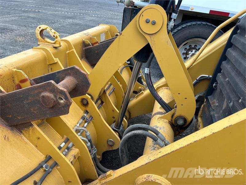 CAT 415F2 IL لوادر بعجل