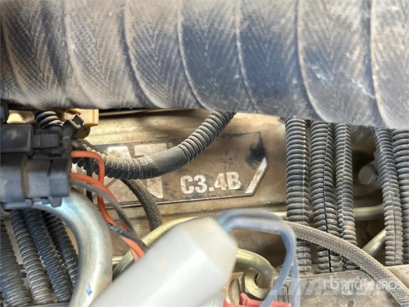 CAT 415F2 IL لوادر بعجل