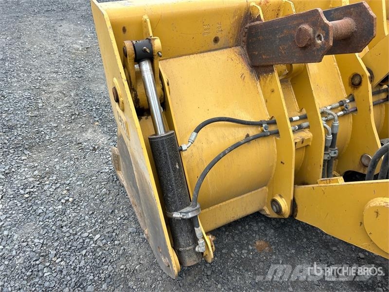 CAT 415F2 IL لوادر بعجل