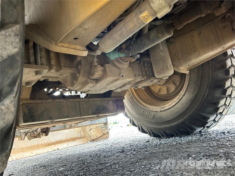 CAT 415F2 IL لوادر بعجل