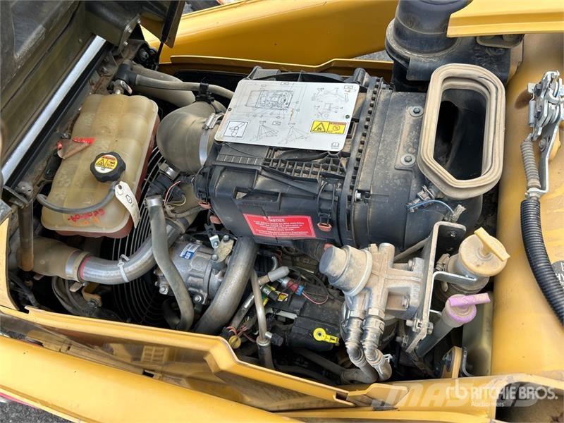 CAT 415F2 IL لوادر بعجل