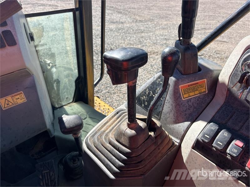 CAT 415F2IL 4x4 Landscape Loader Kolesni nakladalci