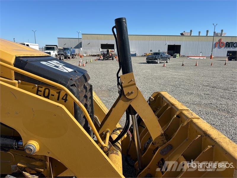 CAT 415F2IL 4x4 Landscape Loader Kolesni nakladalci