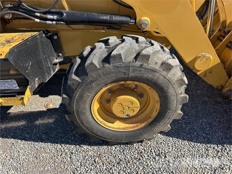 CAT 415F2IL 4x4 Landscape Loader Kolesni nakladalci
